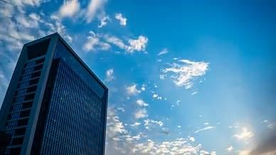 仰拍高楼大厦上蓝天白云延时摄影视频视频的预览图